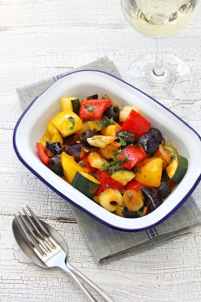 Caponata, italienska aubergine grönsaksgryta — Stockfoto