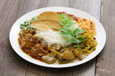 Sri Lankalı pirinç ve köri yemek