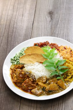 Sri Lankalı pirinç ve köri yemek