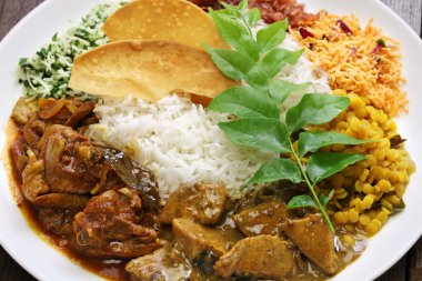 Sri Lankalı pirinç ve köri yemek