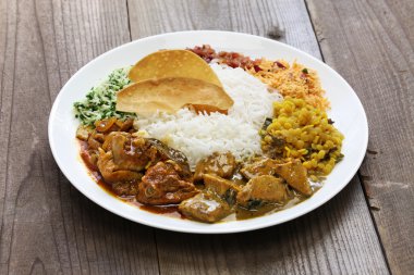 Sri Lankalı pirinç ve köri yemek