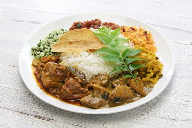 Sri Lankalı pirinç ve köri yemek