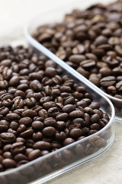 Gebrande koffiebonen, peaberry en platte bean — Stockfoto