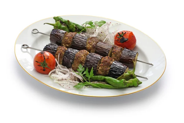 Padlizsán kebab, patlican kebab, török konyha elszigetelt fehér background — Stock Fotó