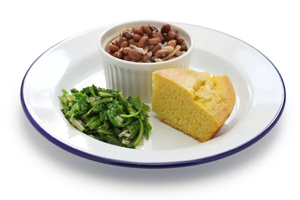 Фасоль и зелень с кукурузным хлебом, южная кухня — стоковое фото