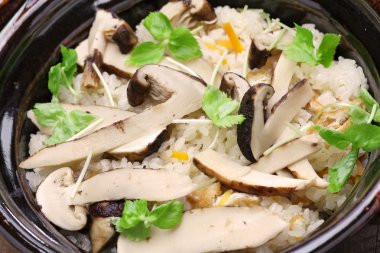 Matsutake gohan, pirinç pişmiş matsutake mantar ile