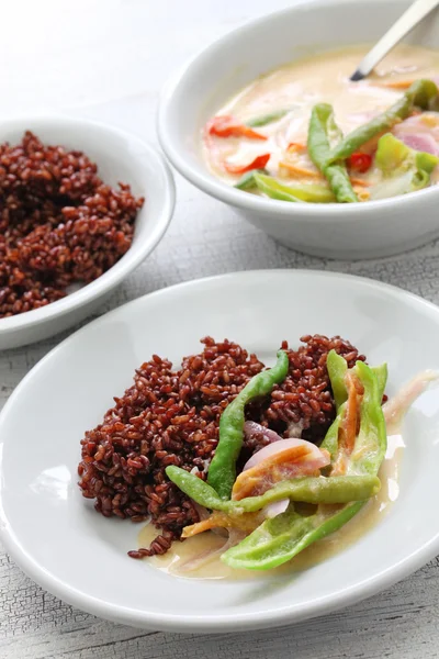 Ema datshi mit rotem Reis, bhutanische Küche — Stockfoto