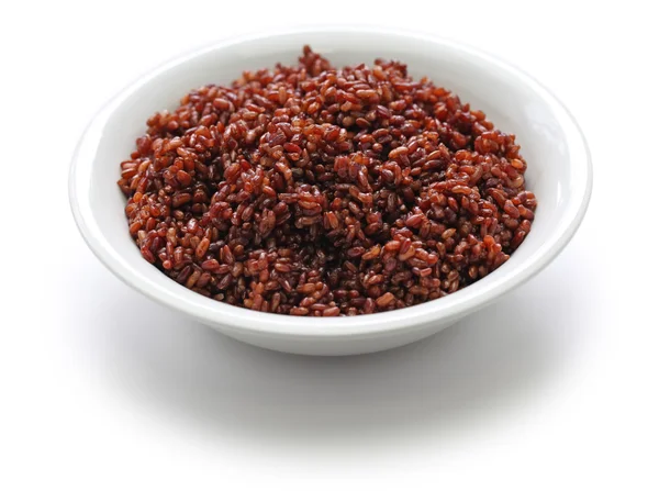 Gekochter bhutanesischer roter Reis isoliert auf weißem Hintergrund — Stockfoto