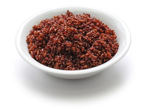 Arroz vermelho butanês cozido isolado sobre fundo branco — Fotografia de Stock