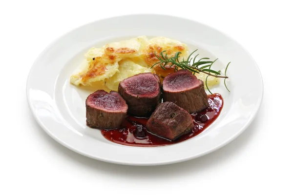 Hertenvlees steak met romige gepofte aardappel — Stockfoto