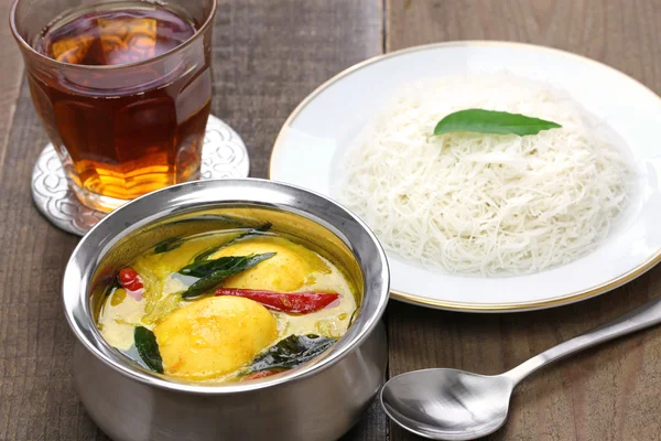 Idiyappam (řetězec násypky) s vejce curry — Stock fotografie