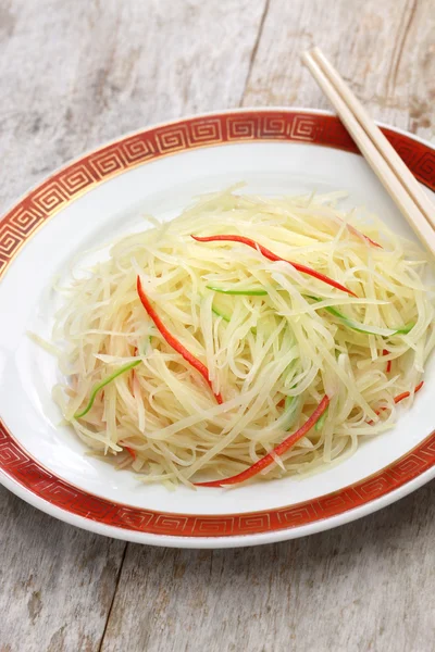 Rühren gebratene Kartoffelschnipsel, chinesische Küche — Stockfoto