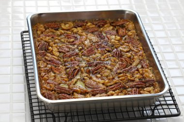 Pekan cevizli akçaağaç pekmezli tart kareleri, ev yapımı Kanada tatlısı.