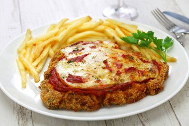 Milanesa a la Napolitana, mozzarella peynirli ve domates soslu Arjantin usulü sığır pirzolası.