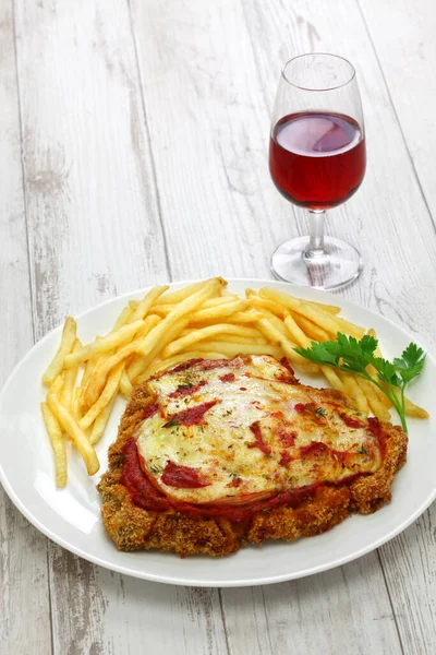 Milanesa Napolitana Argentína Szeletelt Marhahús Mozzarella Sajttal Paradicsomszósszal — Stock Fotó