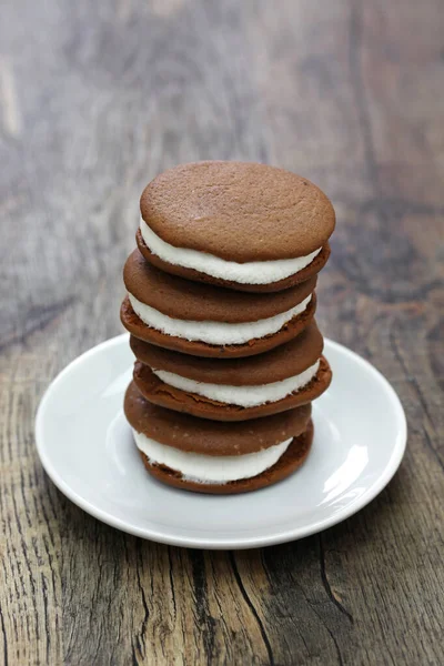 Zelfgemaakte Chocolade Whoopie Taart Met Marshmallow Vulling — Stockfoto