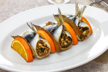Sarde a Beccafico, geleneksel Sicilya mutfağı, hamsi roolls doldurulmuş ekmek kırıntıları, kuru üzüm ve çam fıstığı..