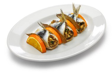 Sarde a Beccafico, geleneksel Sicilya mutfağı, hamsi roolls doldurulmuş ekmek kırıntıları, kuru üzüm ve çam fıstığı..