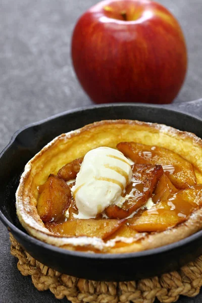 Hausgemachter Holländischer Apfelpfannkuchen Mit Eis Weihnachtsfrühstück — Stockfoto