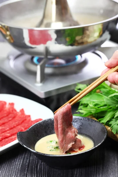 牛肉沙布沙布是日本的一种火锅 用薄片牛肉煮成汤 并配上酱汁 — 图库照片