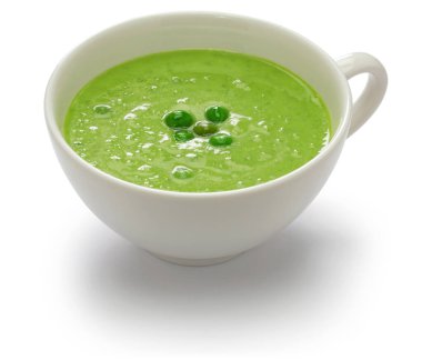 Beyaz arkaplanda taze yeşil bezelye çorbası