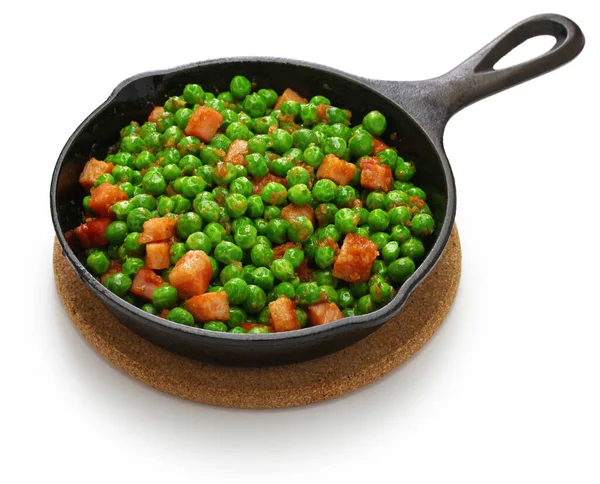 Verse Groene Erwten Met Ham Koekenpan Geïsoleerd Witte Achtergrond — Stockfoto