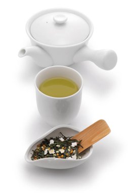 Japon genmai cha, yeşil çay ve kavrulmuş kahverengi pirinç karışımı, bazen patlamış mısır çayı olarak da bilinir..