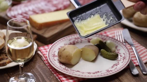 Poner Queso Raclette Derretido Papas Recién Hervidas Cocina Suiza — Vídeos de Stock
