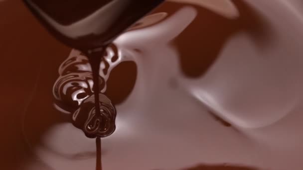 Actie Van Roeren Gieten Gesmolten Chocolade Met Spatel — Stockvideo