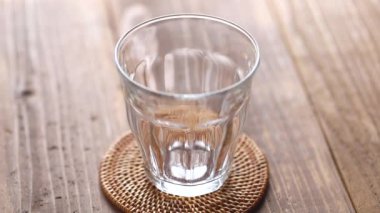 Japon yeşil çayı (Genmaicha), çaydanlıktan bardağa çay dökün.