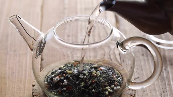 Japońska Zielona Herbata Genmaicha Wlać Gorącą Wodę Czajnika Zawierającego Liście Klip Wideo