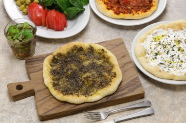 Manakeesh, Lübnan pizzası, üstüne zaatar (kekik), labirent (süzme yoğurt) ve sığır eti.