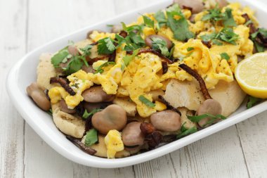 Baila bil dihin, Irak kahvaltısı, haşlanmış fasulye ve çırpılmış yumurta.