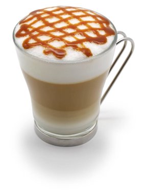 Beyaz zemin üzerinde ev yapımı karamel macchiato izole