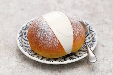 Ev yapımı Maritozzo, İtalyan kahvaltının tatlı kremalı Brioche 'nin arasına sıkıştırılmış hali..