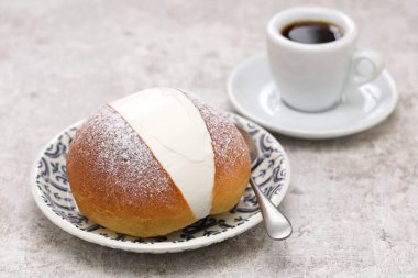 Ev yapımı Maritozzo, İtalyan kahvaltının tatlı kremalı Brioche 'nin arasına sıkıştırılmış hali..
