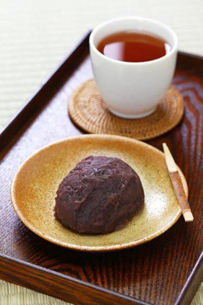 日本の伝統的な甘酢飯 オハギ に小豆餡をかけたもの — ストック写真