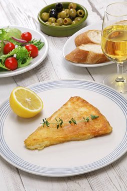 Saganaki, Yunan kızarmış peyniri Yunan tavernalarının en popüler mezelerinden biri.