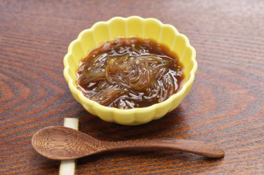 Balıkçı teknesinde soya sosuna bulanmış taze küçük balıklar. Sirasu no okizuke adında lezzetli bir Japon yemeği..