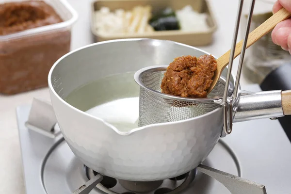 Wie Man Japanische Misosuppe Zubereitet Misopaste Hinzufügen — Stockfoto