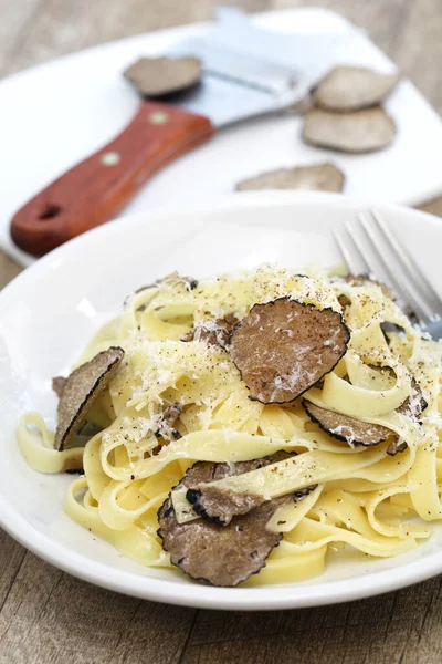 Tagliatelle Pasta Med Svart Tryffel — Stockfoto