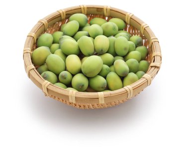 Bambu tepsisindeki nilüfer tohumları.