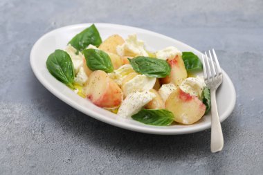 Şeftali caprese salatası, şeftali, mozzarella ve fesleğen.