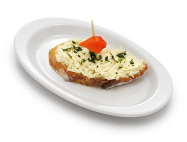 Kremsi bacalao pincho beyaz arkaplanda izole edilmiş.