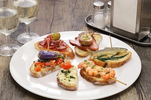 Verschiedene Spanische Pinchos Italienische Cicchetti — Stockfoto