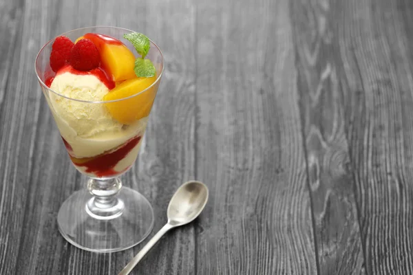 Peach Melba是埃斯科菲尔用桃子 冰淇淋和覆盆子做的夏季甜点 — 图库照片