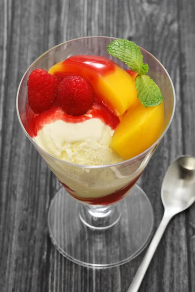 ピーチメルバ Peach Melba エスコフィエが桃 アイスクリーム ラズベリーを使った夏のデザートです — ストック写真