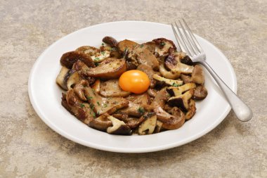 Yumurta sarısı ile ızgara mantar, İspanyol tapas mutfağı.