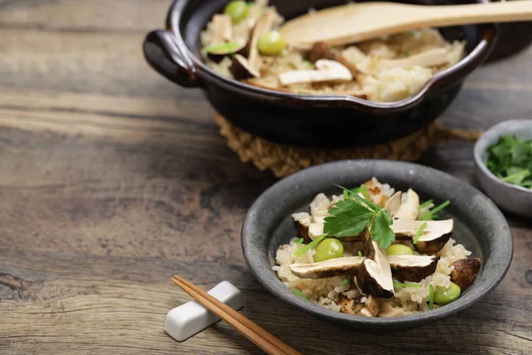 Matsutake Gohan Gekochter Reis Mit Matsutake Pilzen Japanisches Herbstessen lizenzfreie Stockbilder