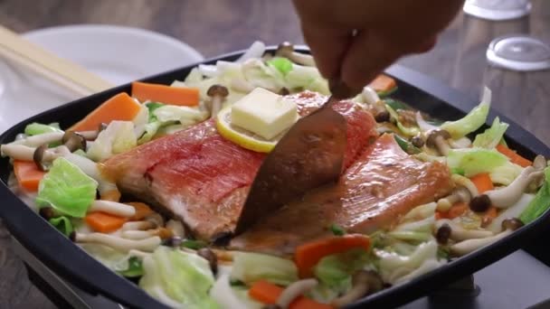 Kuchnia Japońska Łosoś Chanchan Yaki Łosoś Smażony Warzywa Przyprawione Sosem Wideo Stockowe bez tantiem